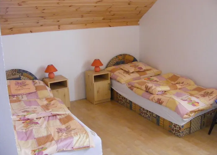 Tuende Vendeghaz 3* Bernecebaráti